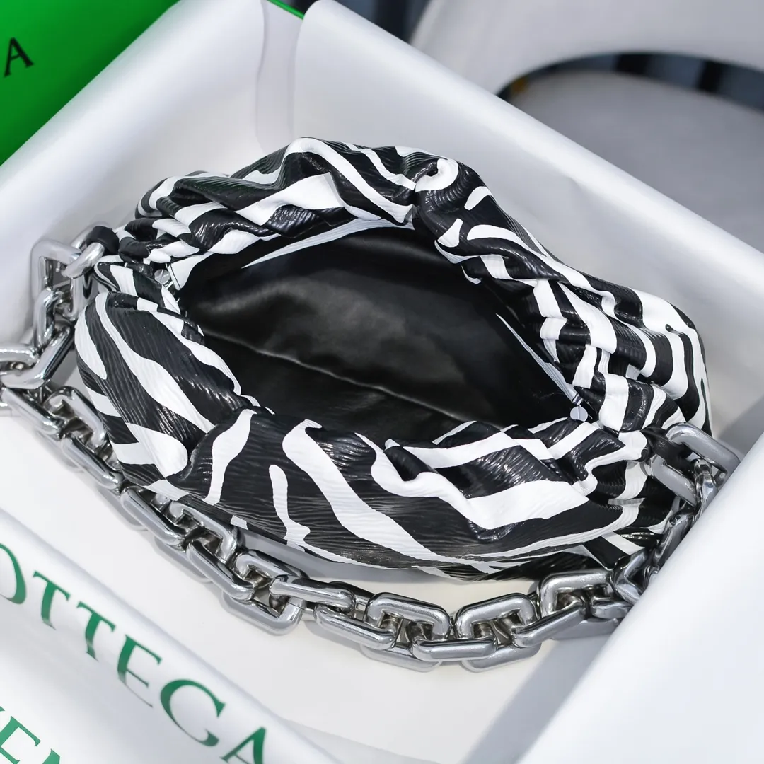 2020 new products will continue to upgrade the cloud bag to the вoттega veneтa chain cloud bag. It is still developed with imported original leather as standard. This hardware chain needs to be light on the upper body and can only be made of all-steel material. It is made of hollowed metal. You don’t have to worry about its weight. Major celebrity fashion bloggers have used it to attend fashion shows. Who can resist the charm of this large gold chain [smile] Style number: 6708# Size: 30*16*12
